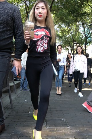 街拍黑色紧身瑜伽裤高跟女子 [770 MB]